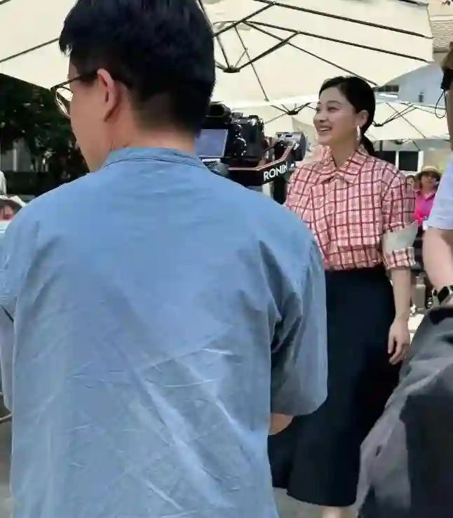 50岁梅婷南京被偶遇，路人视角难以言喻，腰粗脸大肉眼泡加大背头