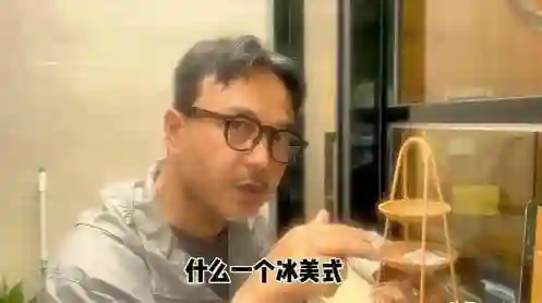 汪涵约周笔畅咖啡店叙旧，眼袋好大长了老年斑，两人坐街边像父女