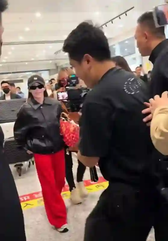 萧亚轩五次手术后罕见现身，瘦成瓜子脸，康复迅速健步如飞