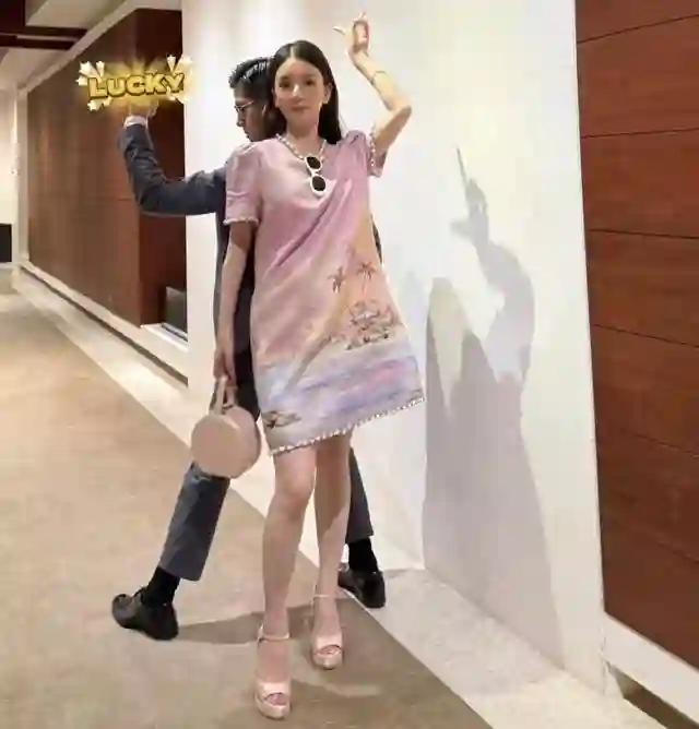郭富城官宣娇妻怀三胎后，方媛高调晒全家福，升级五口之家好幸福
