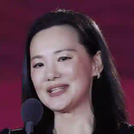 中国电影导演之夜：宋佳满分贵气，刘雨昕造型怪，周笔畅你穿的啥