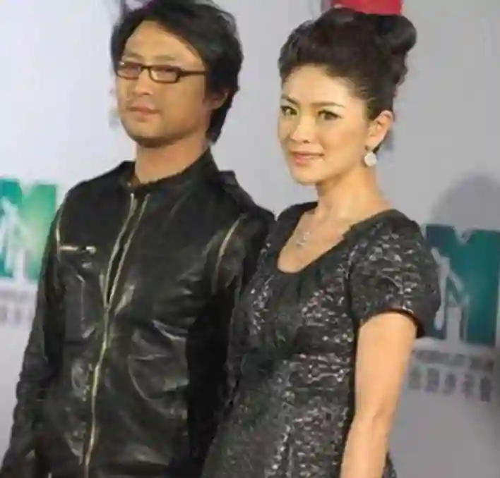 离婚两年，汪峰用求婚规格给宁静庆生，彻底撕碎章子怡最后的体面