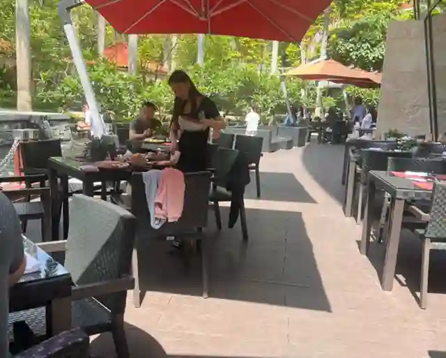 方媛带妈妈女儿外出用餐，穿修身裙孕肚凸起明显，四肢依旧纤细