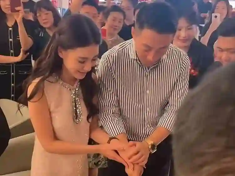 S家为什么经常蹭流量？大s都去世百天了，就不能放过俩孩子吗