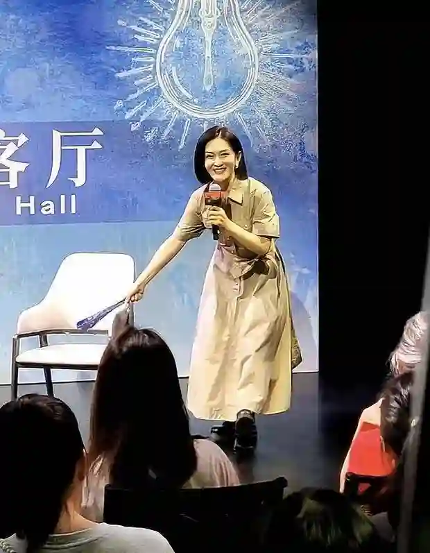 70岁林青霞在江西，穿着时尚一点不显老，与好友谢娜罕见同框