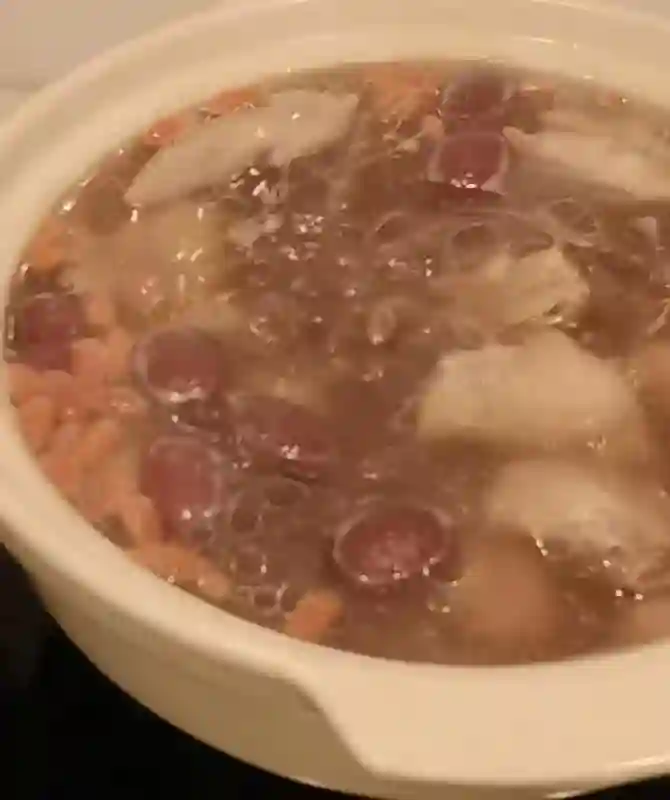 比亲外婆称职，<em>马筱梅</em>妈妈为两个孩子煲鸡汤，与玥儿相处好融洽