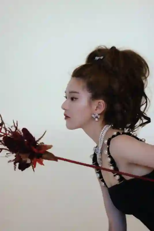 赵露思抹胸裙秀曲线 棕红短发飒气十足