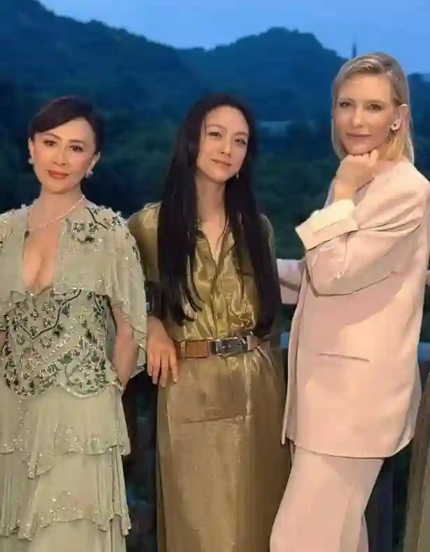 这一夜，胸下垂还穿深V的刘嘉玲，在“长裙裹身”的汤唯面前尴尬