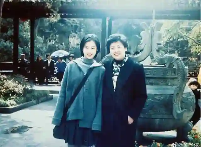 看黄圣依与母亲的相处模式才明白：婚姻不幸与“控制欲母亲”有关