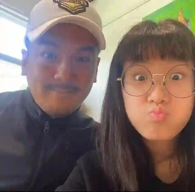 贾静雯19岁女儿梧桐妹被质疑已辍学，分享街拍变漂亮了