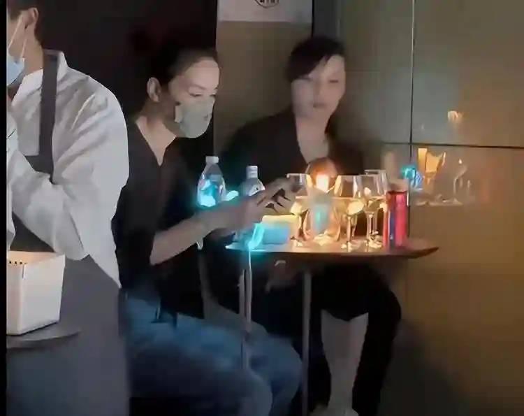没想到短短半个月，王菲和张柏芝之间，就发生了这3个尴尬的对比