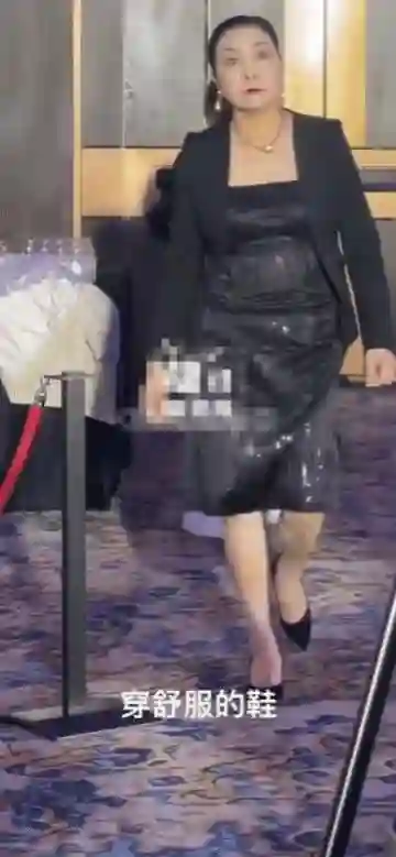 演员沈丹萍竟然胖成这样了？肚子上都是游泳圈，但颜值太抗衰了