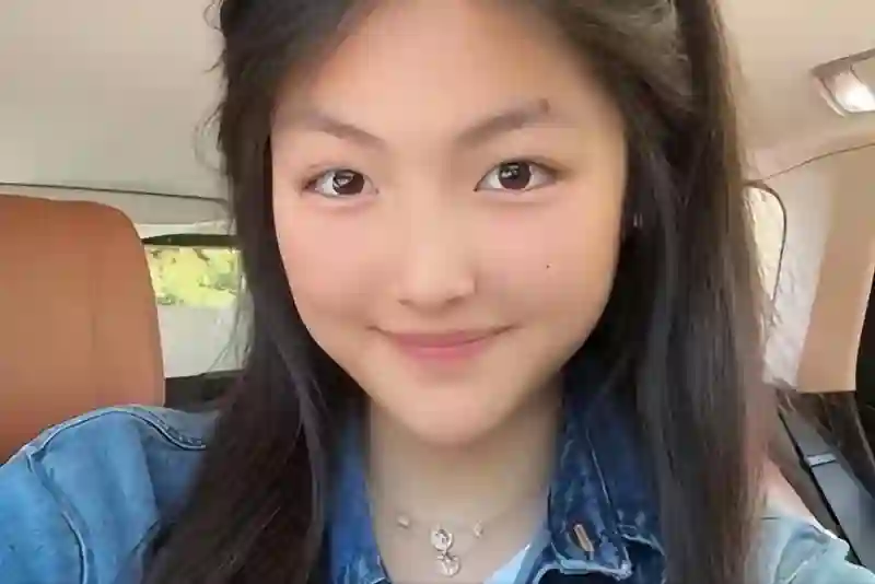 李湘真实照片被扒！没开美颜满脸黢黑，网友：胖得超乎想象！