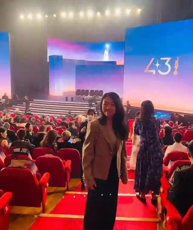 68岁尔冬升携9岁女儿现身香港金像奖，女友罕见露面，撞脸汤唯！