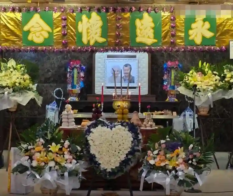唐佳雪妮夫妻灵堂一片花海，黄宗泽黎耀祥汪明荃等人现身送别，两人遗愿曝光