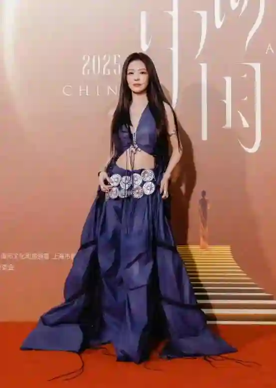 红毯惊喜不断！王子文摔倒、赵露思回归，袁姗姗变脸认不出