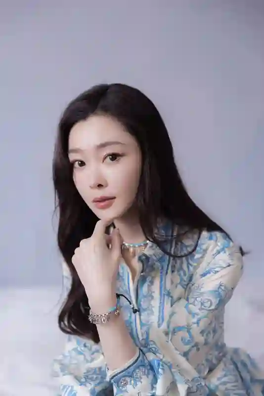 宋轶中式刺绣装美似青瓷，手拈繁花勾勒诗意画卷