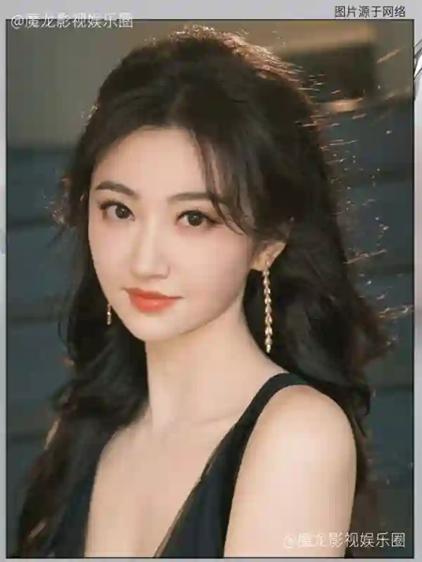 景甜脸部状态引<em>争议</em>，身材仍珠圆玉润柔软迷人