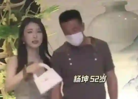 52岁杨坤新恋情曝光，和美女手拉手回酒店，女友看着比他小20多岁