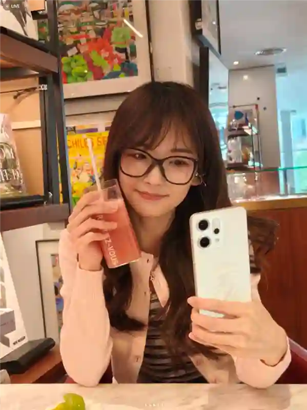 王冰冰手持OPPO Reno14自拍：人鱼姬配色 这颜值太梦幻