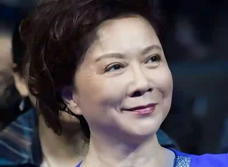 变老后不忍直视的4位大明星，蔡明需人搀扶，成龙满头白发