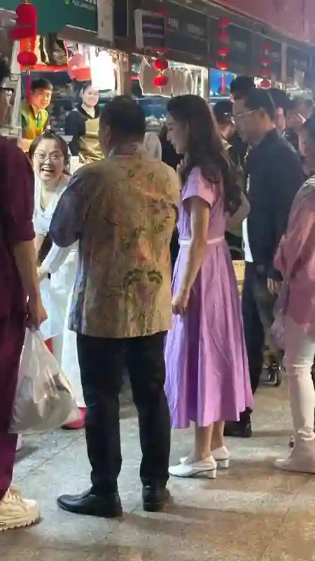 黄圣依菜市场被偶遇，离婚后容光焕发又嫩了，一身紫裙卷发好时尚