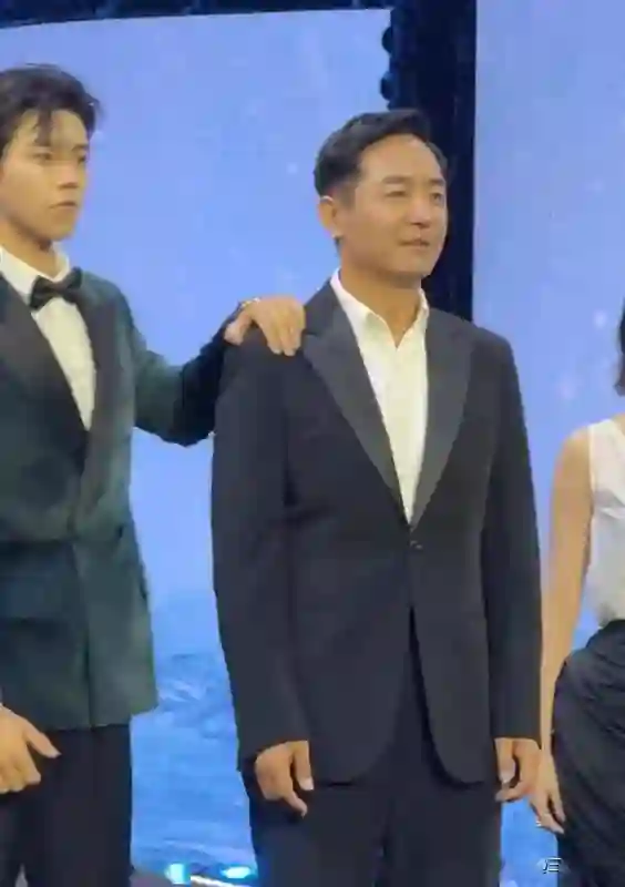 女演员同框:闫妮“大姐”气场，左小青脸有些肿，颖儿太出挑了