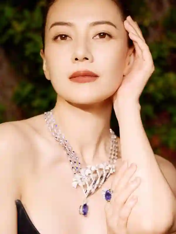 高圆圆蓝色抹胸裙造型惊艳！雪肌闪耀尽显优雅女神气场