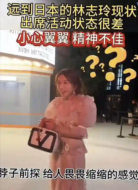 51岁林志玲新加坡带娃，双腿细长背影很少女，小12岁老公像流浪汉