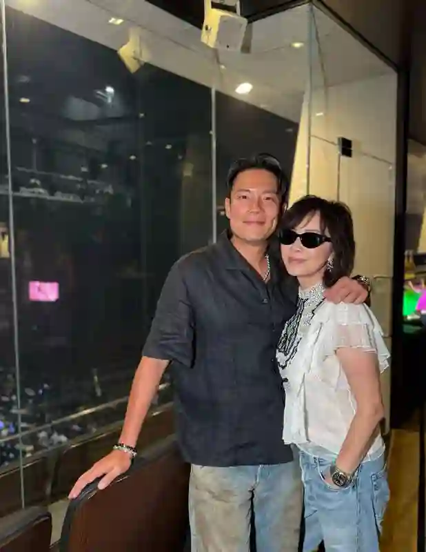 刘嘉玲郭富城后台举杯庆功，香槟对碰笑容满满