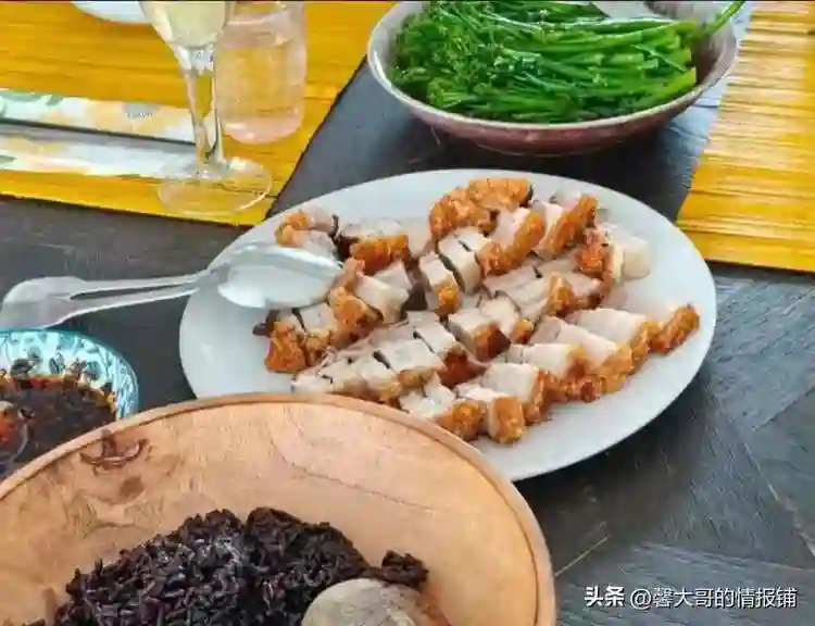 朱珠久违更新与女儿合照！妈咪女儿共用一张脸珠宝爬树上玩好可爱