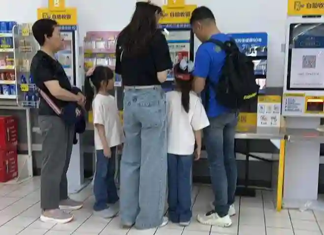 熊黛林一家逛沃尔玛，老公比她矮一头，两个女儿遗传妈妈长腿基因