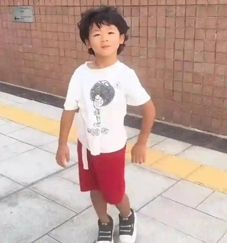 蔡少芬儿子近照曝光！卷发洋气可爱，叉腰傲娇表情萌翻网友