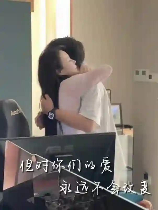冉莹颖给仨儿子过儿童节，大儿子看到礼物冷脸走开，冉莹颖伤心哭