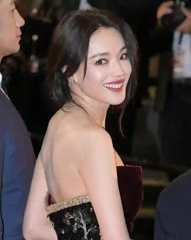 49岁舒淇状态太牛！戛纳生图吊打00花，跟周冬雨李庚希同框赢麻了