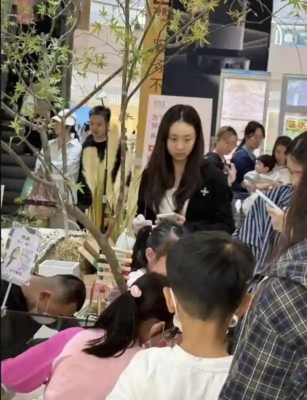 17岁森碟被偶遇，下巴矫正后美到认不出，穿吊带配牛仔裤甜美青春
