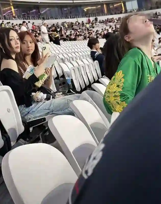 李小璐带女儿看侃爷演唱会，13岁甜馨穿豹纹吊带，母女都是夜店风