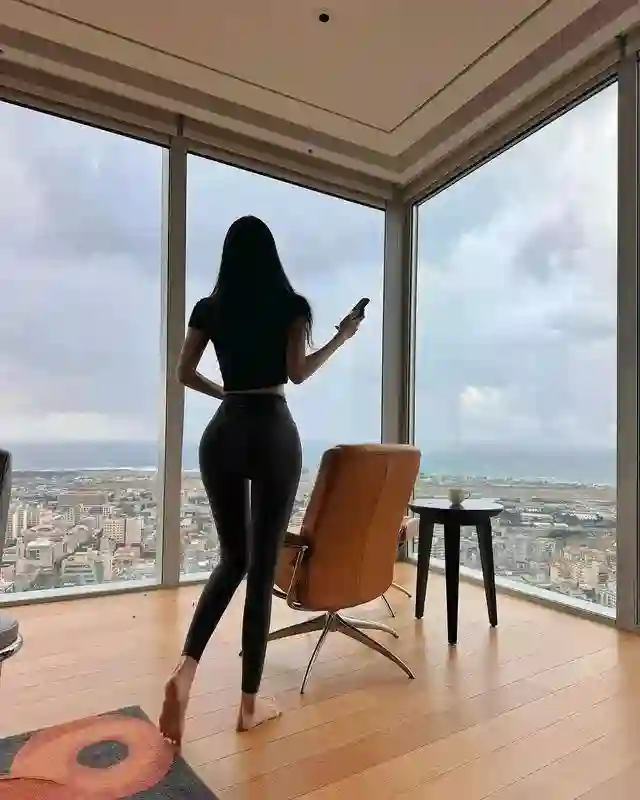 显腿长的秘密：瑜伽裤穿搭显瘦公式，轻松穿出蜜桃臀