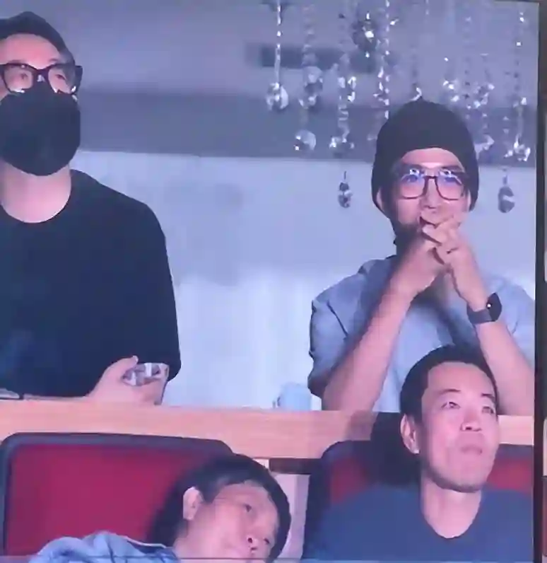 李健演唱会现场直击：肖战带爸妈惊喜现身，观众热情互动人气高