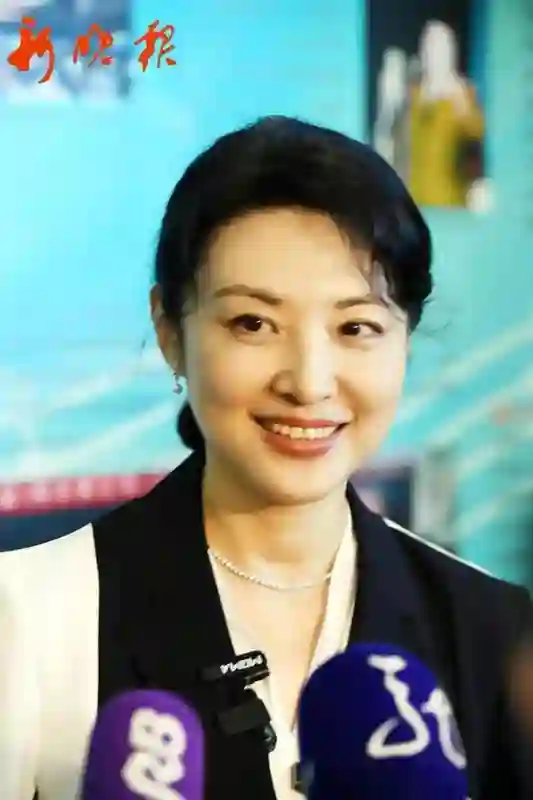 57岁周涛现身哈尔滨，表情严肃像领导，脸型消瘦，手捧巨型冰淇淋