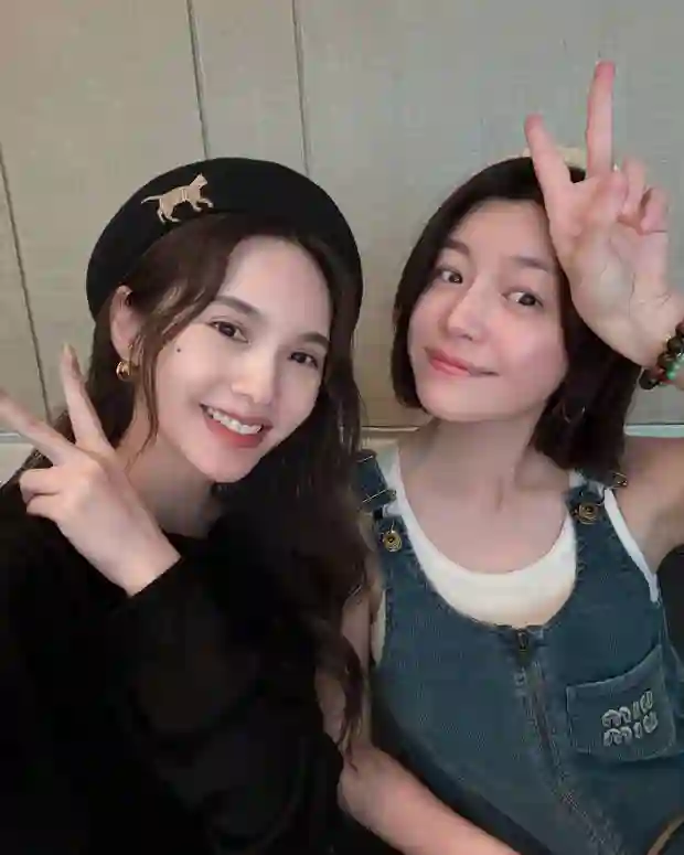 陈妍希杨丞琳同框比耶庆生，笑容灿烂尽显闺蜜情