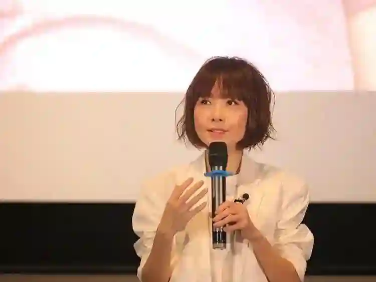 54岁鲁豫现身新加坡看演唱会，素颜出镜状态好，绯闻男友未陪同