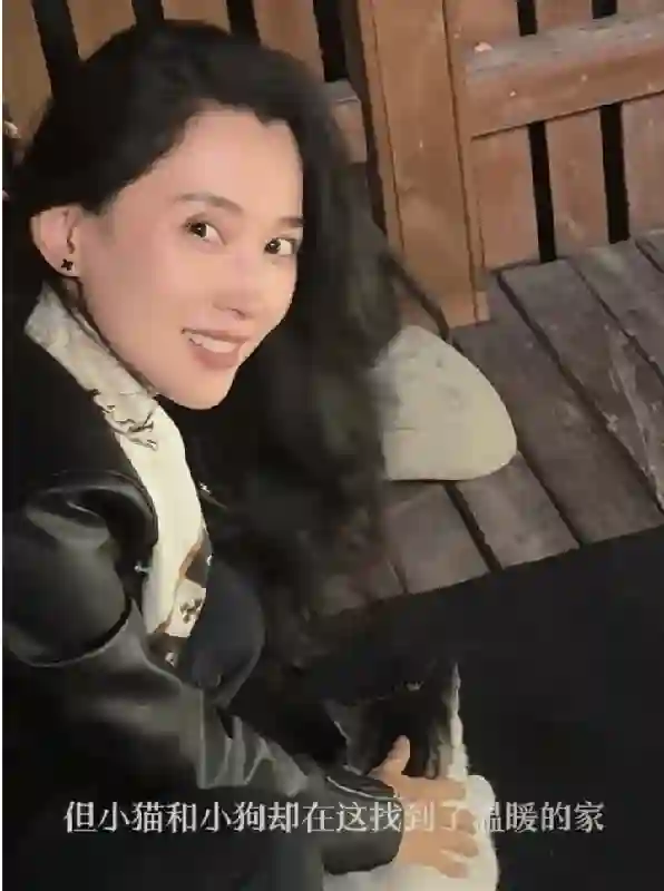 34岁森林北街头被偶遇，黑皮衣混搭大妈丝巾仍然很美，给流浪猫喂食贴心温柔