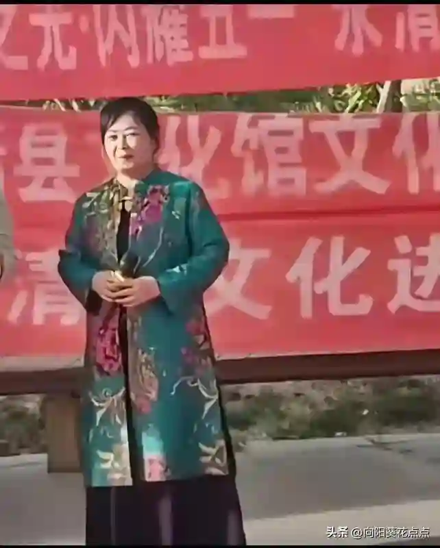 赵丽颖母亲首次曝光，穿大花衣服很富贵，原来女儿随妈是真的！