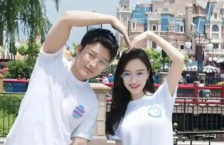 彻底释怀了！离婚六年贾乃亮李小璐选择迈出一大步，甜馨很幸福吧