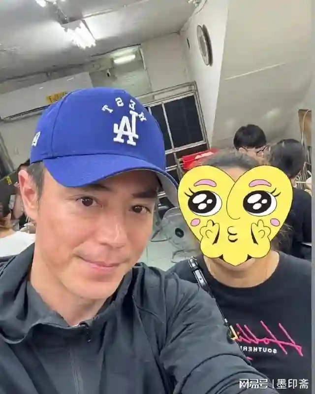 45岁霍建华在台湾吃路边摊火锅，打扮朴素接地气，脸部皮肤显粗糙