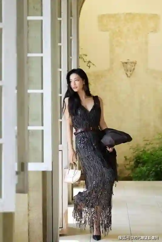 张嘉倪晒活动照宣告强势复出，绝美妆造惊艳众人，嘟嘴卖萌少女感爆棚
