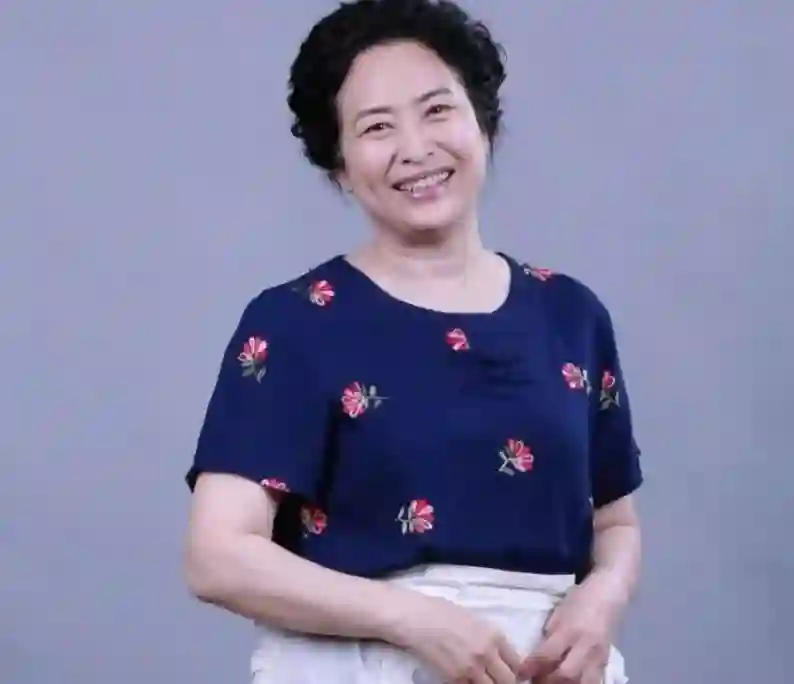 演员许娣：长相端庄秀丽，与丈夫恩爱43载，儿子儿媳都是圈内人
