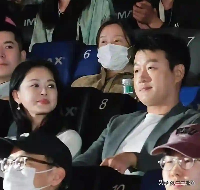 关悦变样，脸部略肿，法令纹显现，网友：自然衰老也不错