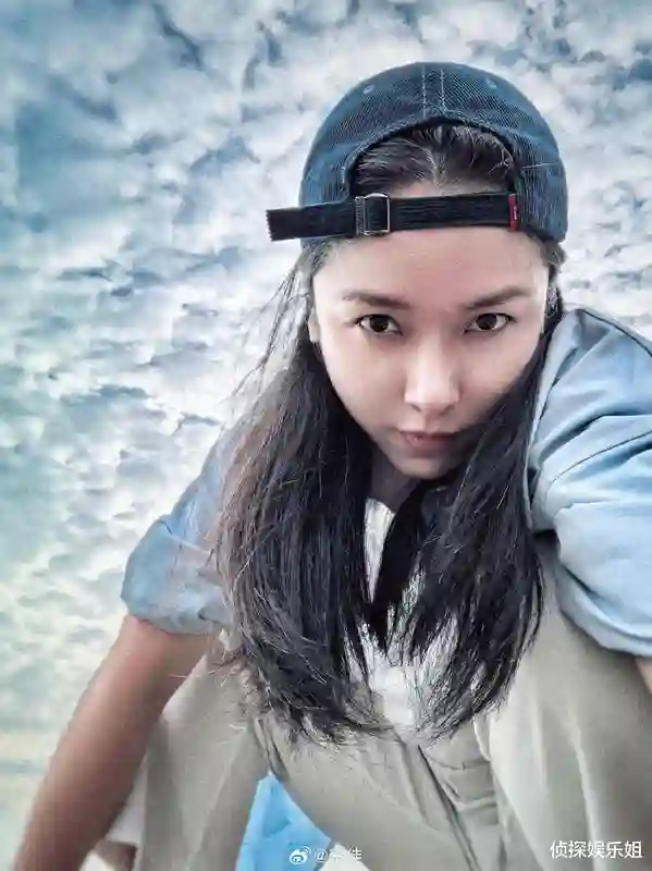 靳东老婆近照曝光，怼脸视角颜值惊艳，零皱纹却已满头白发